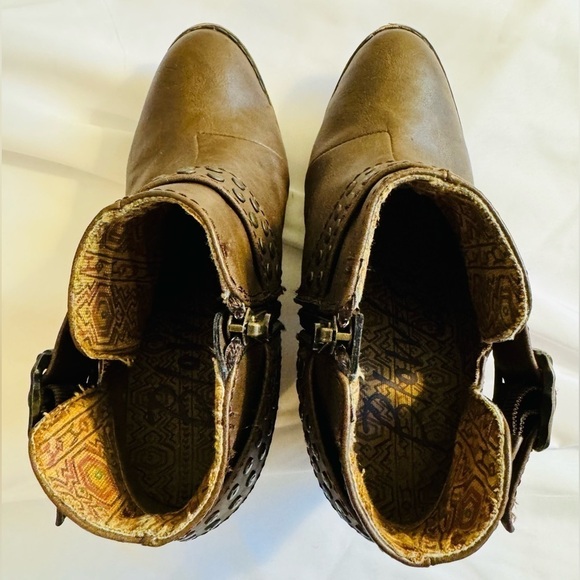 Blowfish Women’s Faux Leather Brown Ankle Booties with Studded Strap Size 7.5M - Picture 7 of 8